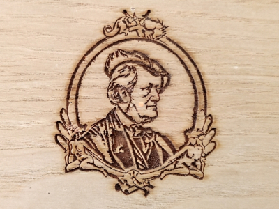 incisione laser logo su multistrato di legno